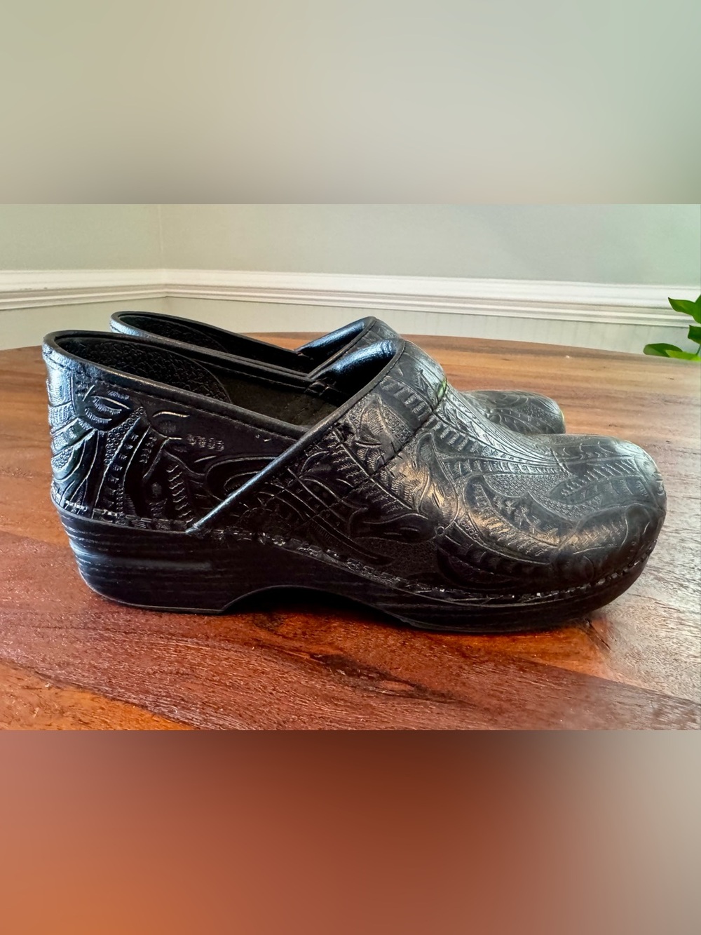 Dansko Professional Black Tooled Leather Clogs Women’s EU 40 US 9-9.5 Comfort